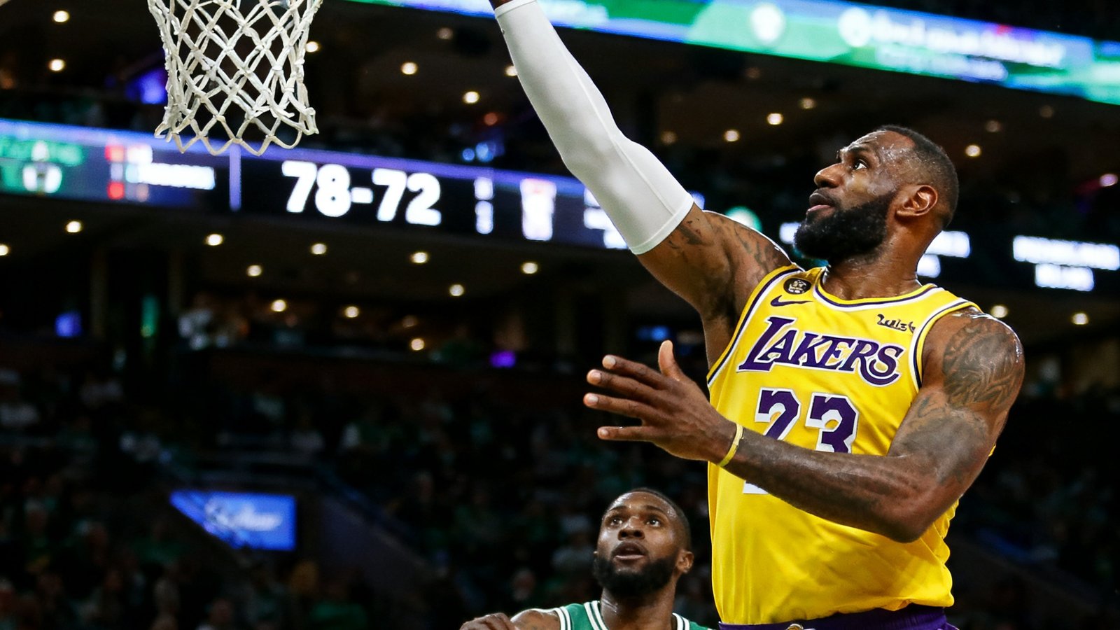 NBA湖人队与凯尔特人队比赛直播截图，勒布朗·詹姆斯正在突破上篮，记分牌显示78-72